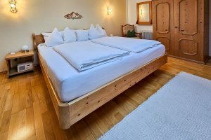 Schlafzimmer der Ferienwohnung Blaueis im Oslhof
