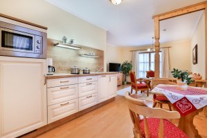 Wohnzimmer mit integr. Küche -  Ferienwohnung Reiteralpe im Oslhof