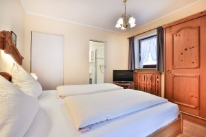Schlafzimmer mit Doppelbett der Ferienwohnung Steinberg im Oslhof