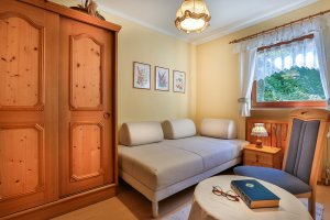 Schlafzimmer mit franz. Bett -  Ferienwohnung Steinberg im Oslhof