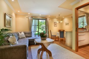 Wohnzimmer mit integr. Küche -  Ferienwohnung Steinberg im Oslhof