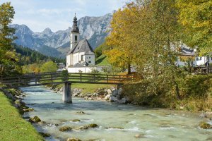 Malerblick auf die Ortskirche St. Sebastian von Ramsau 