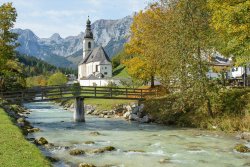 Malerblick auf die Ortskirche St. Sebastian von Ramsau 