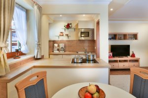 Wohnzimmer mit integr. Küche - Ferienwohnung Steinberg im Oslhof