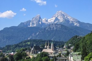 Blick auf den Markt Berchtesgaden mit Watzmann 