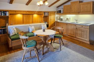 Wohnzimmer mit integr. Küche - Ferienwohnung Blaueis im Oslhof